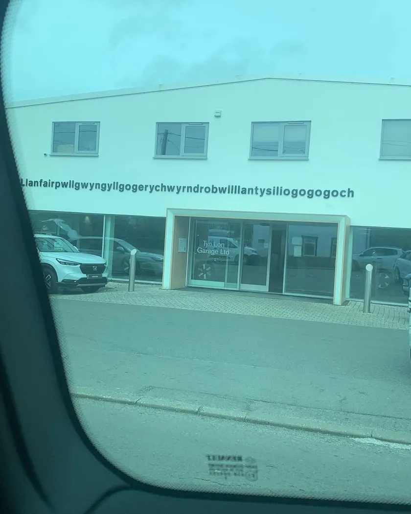 Car dealership in Llanfairpwllgwyngyllgogerychwyrndrobwllllantysiliogogogoch